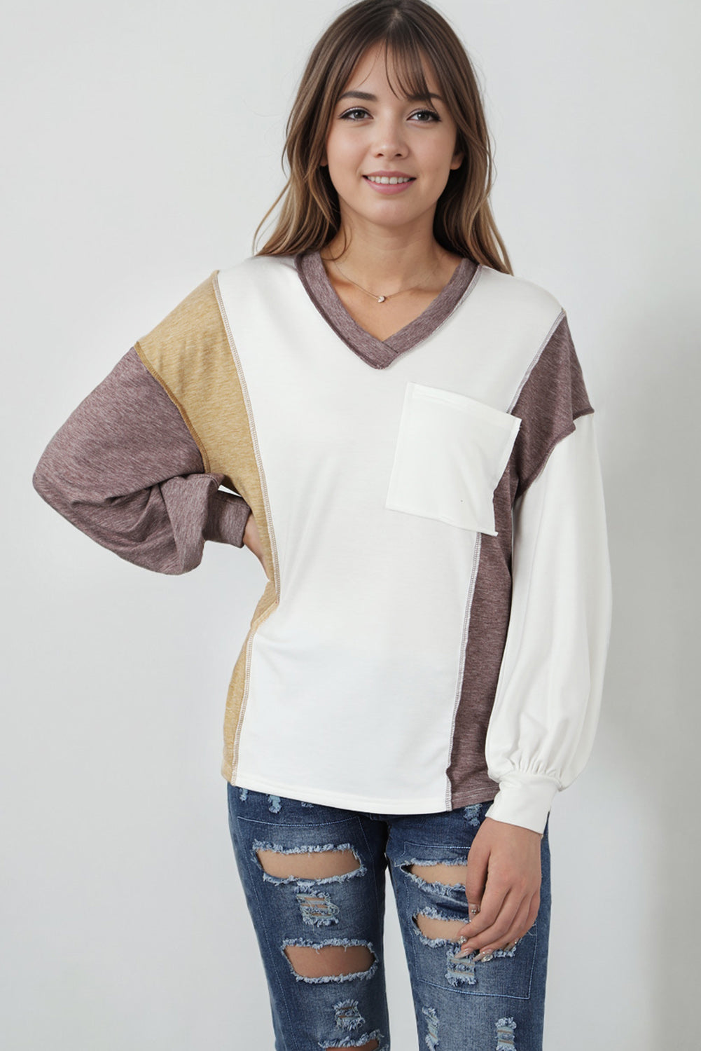 Top de punto con costuras expuestas y patchwork en bloques de color blanco