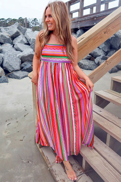 Vestido bohemio largo con correas delgadas y rayas multicolores, brotada hacia atrás