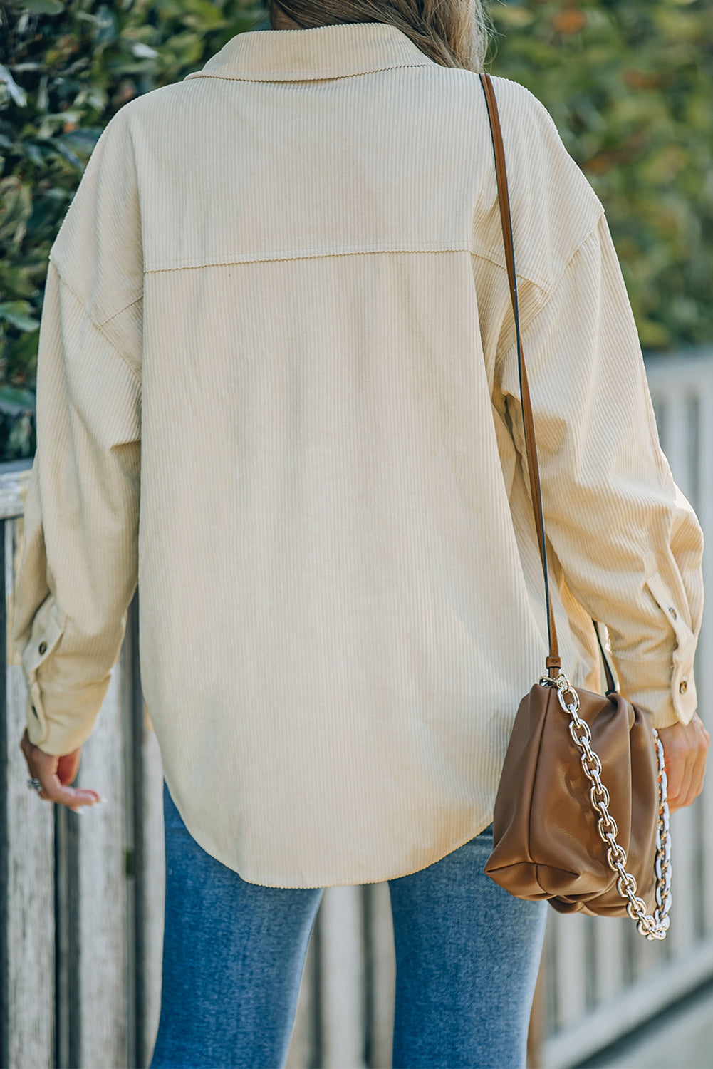 Camisa con bolsillo con botones de pana beige