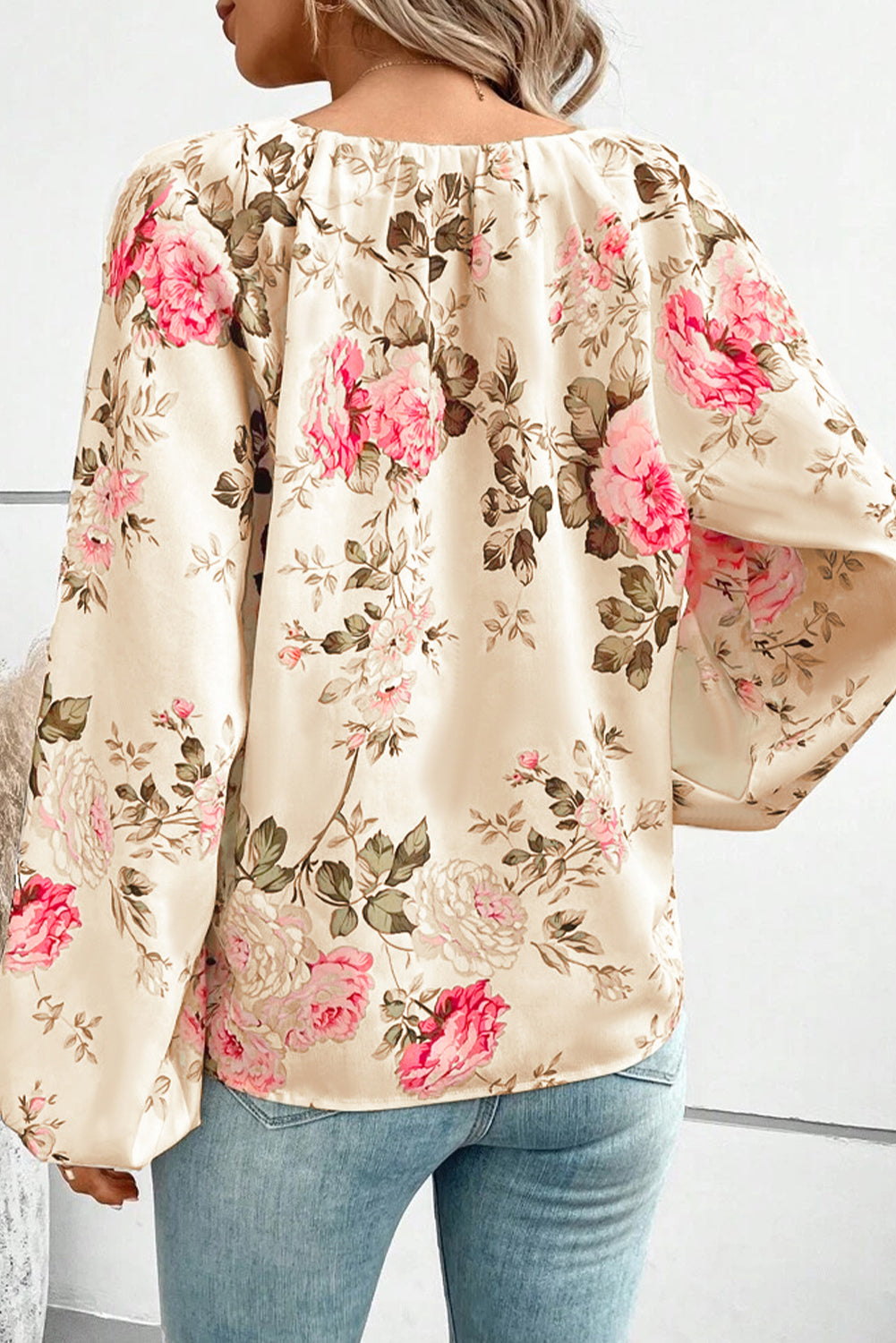 Blusa con cuello en v de manga en vhaladora de estampado floral beige