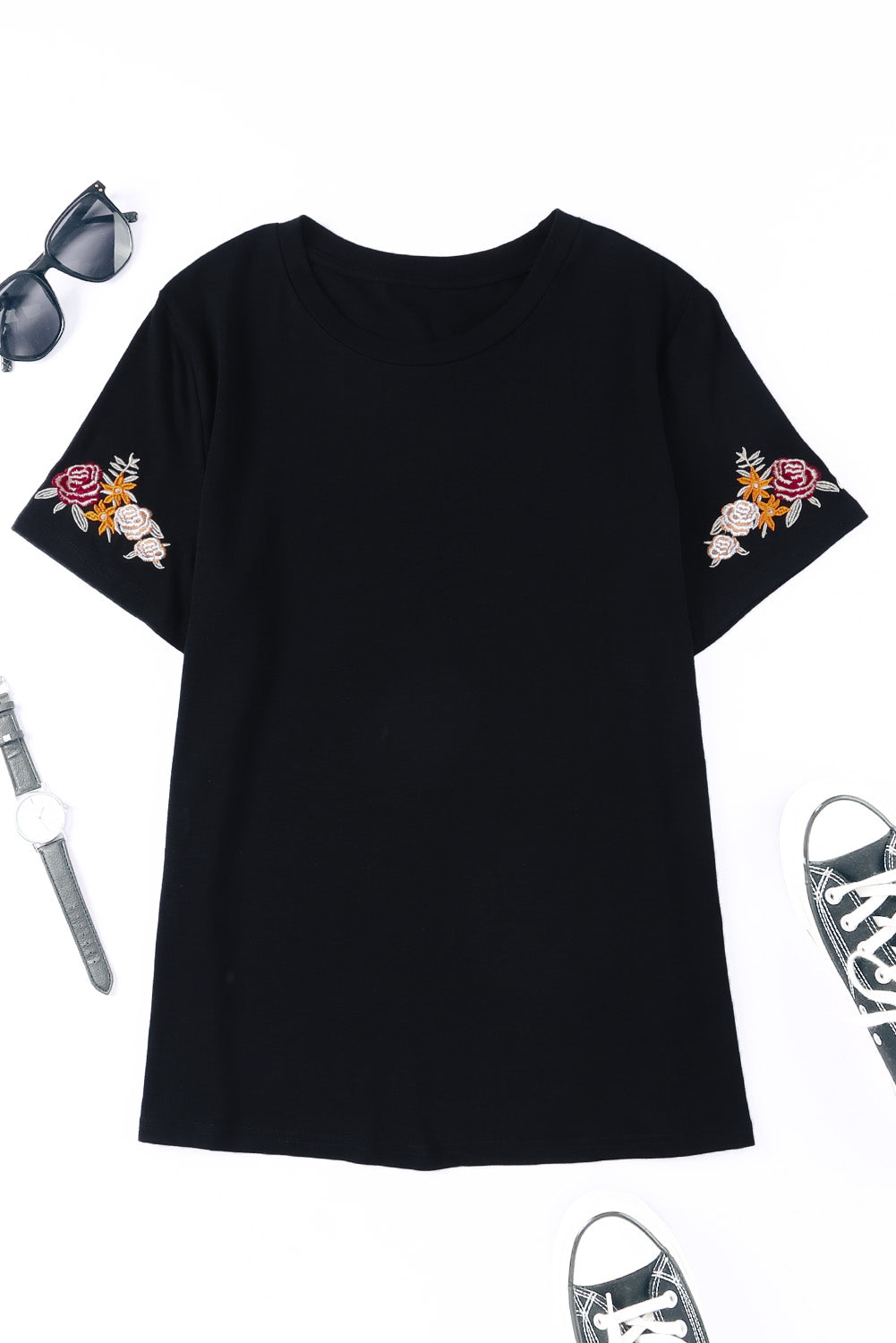 Black T-shirt with short sleeves and round neck embroidered with flowers