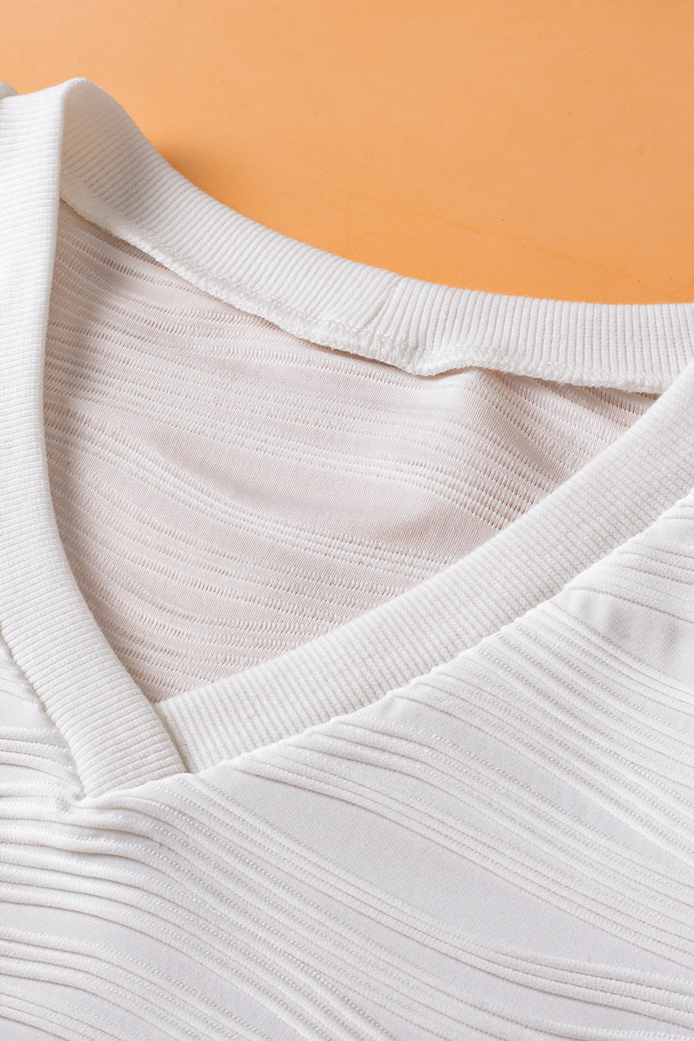 White high with short sleeves and tight -colored V -collar collar