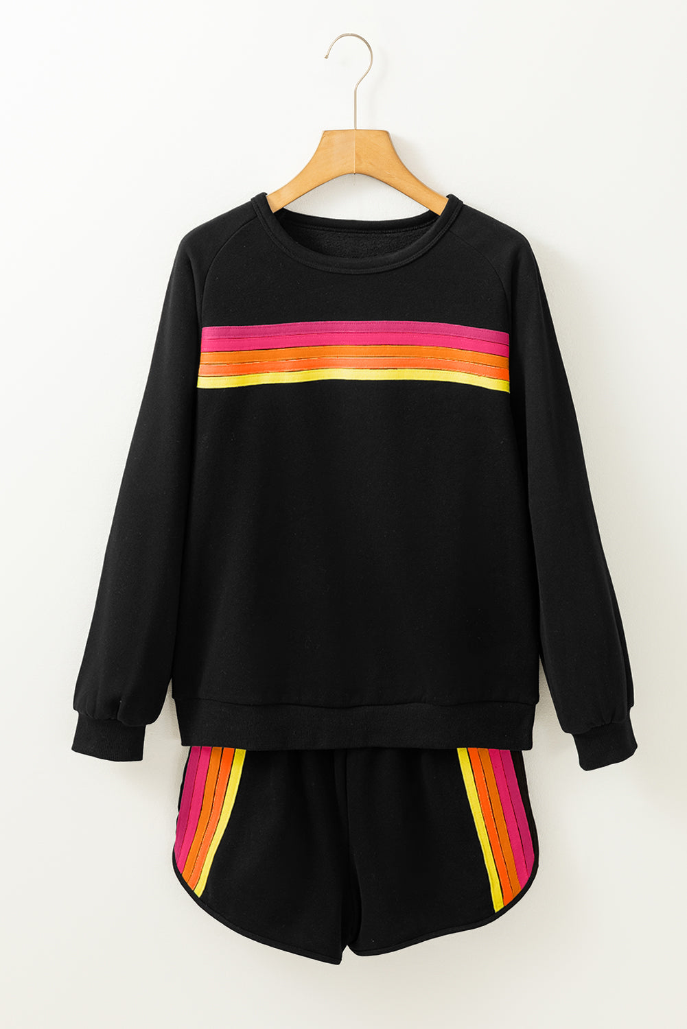 Sweater relajado de dos piezas y pantalones cortos a rayas negras