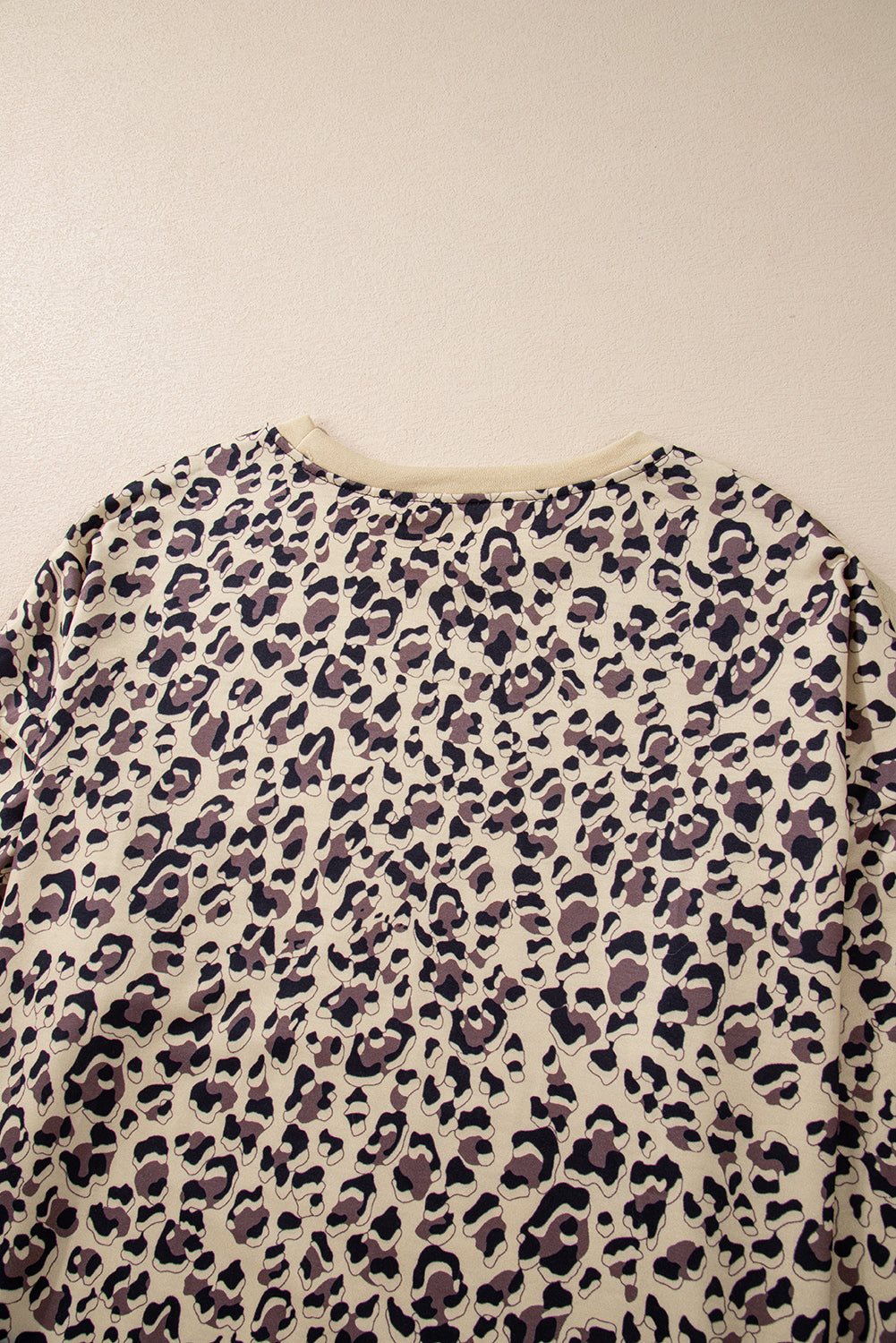 Pergamino leopardo estampado de estampado sudadera de cuello