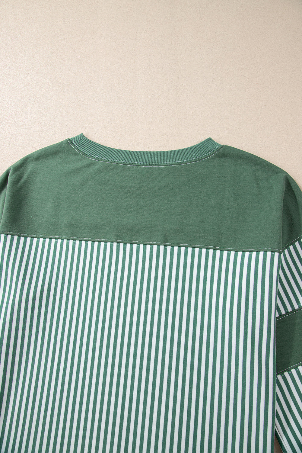 Haut décontracté à manches 3/4 et patchwork rayé vert brume