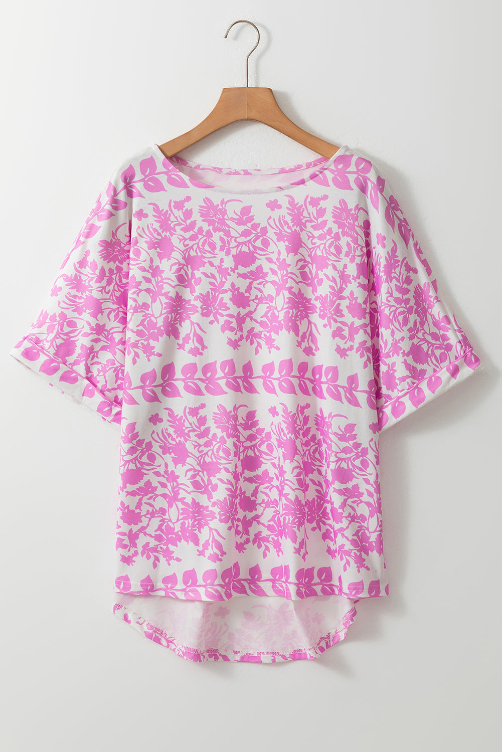 Weißer floraldruckgedruckter gebogener Saum -Plus -Größe T -Shirt