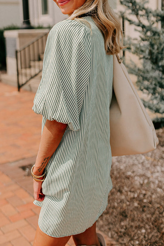 Vestido verde con bolsillos chapados y abotonados *