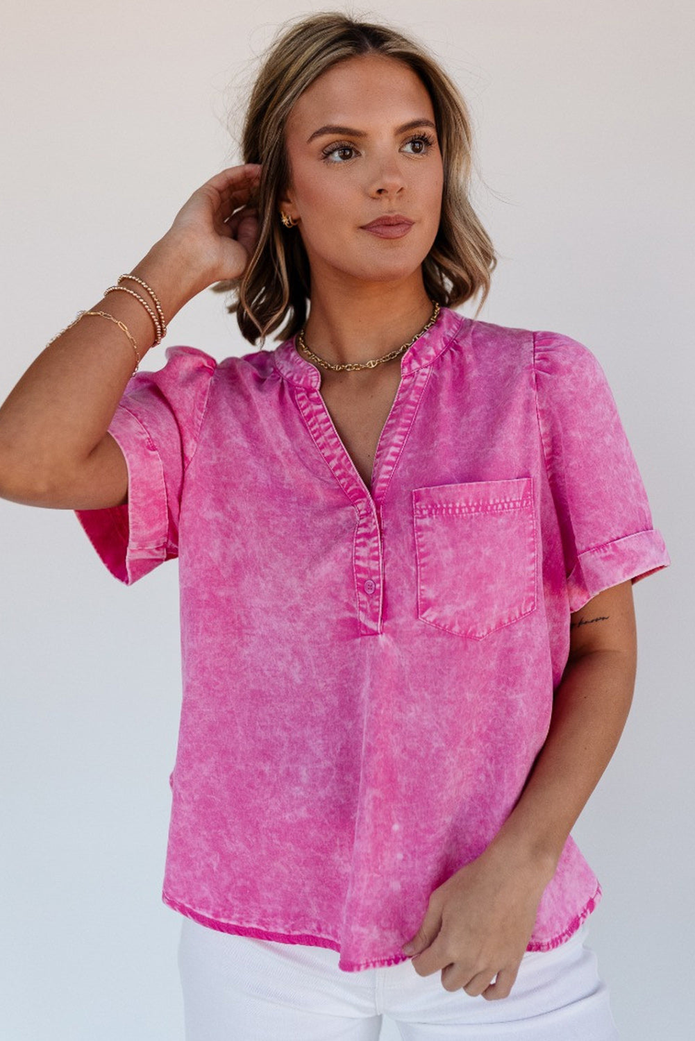 Tasca in tasca con il collo split minerale rosa brillante top in denim