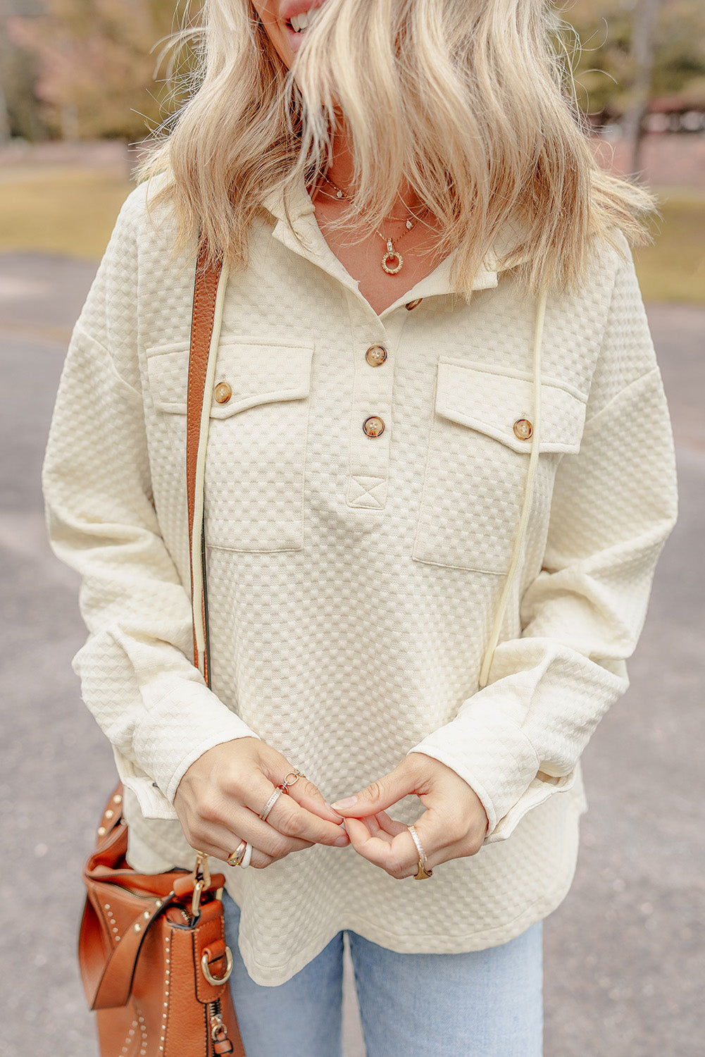 Sweat à capuche texturé abricot avec encolure boutonnée et poches latérales