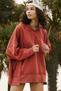 Ample hooded sweatshirt with tightening cord and drooping shoulder pockets Red Clay