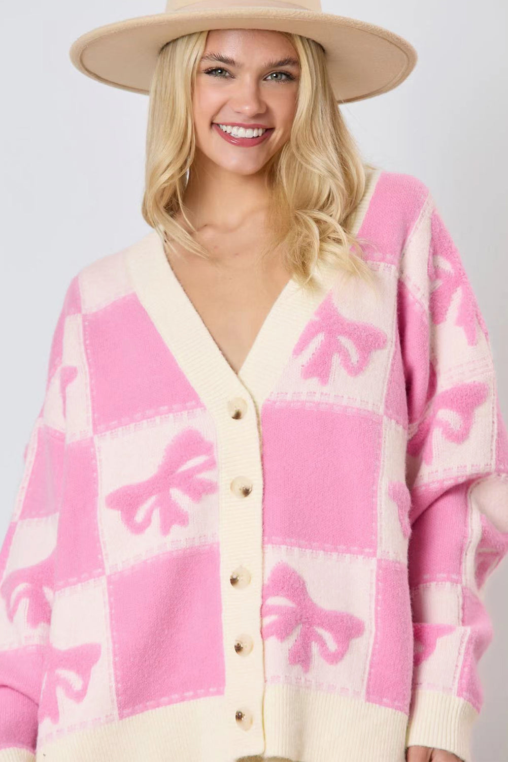Cardigan boutonné rose à motif à carreaux et col en V avec épaules tombantes-A WOMAN WE LOVE