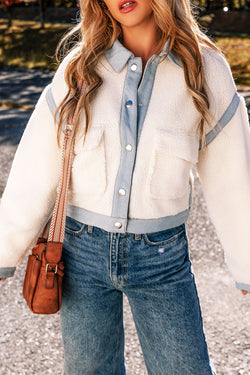 Chaqueta sherpa abotonada con un borde blanco contrastante