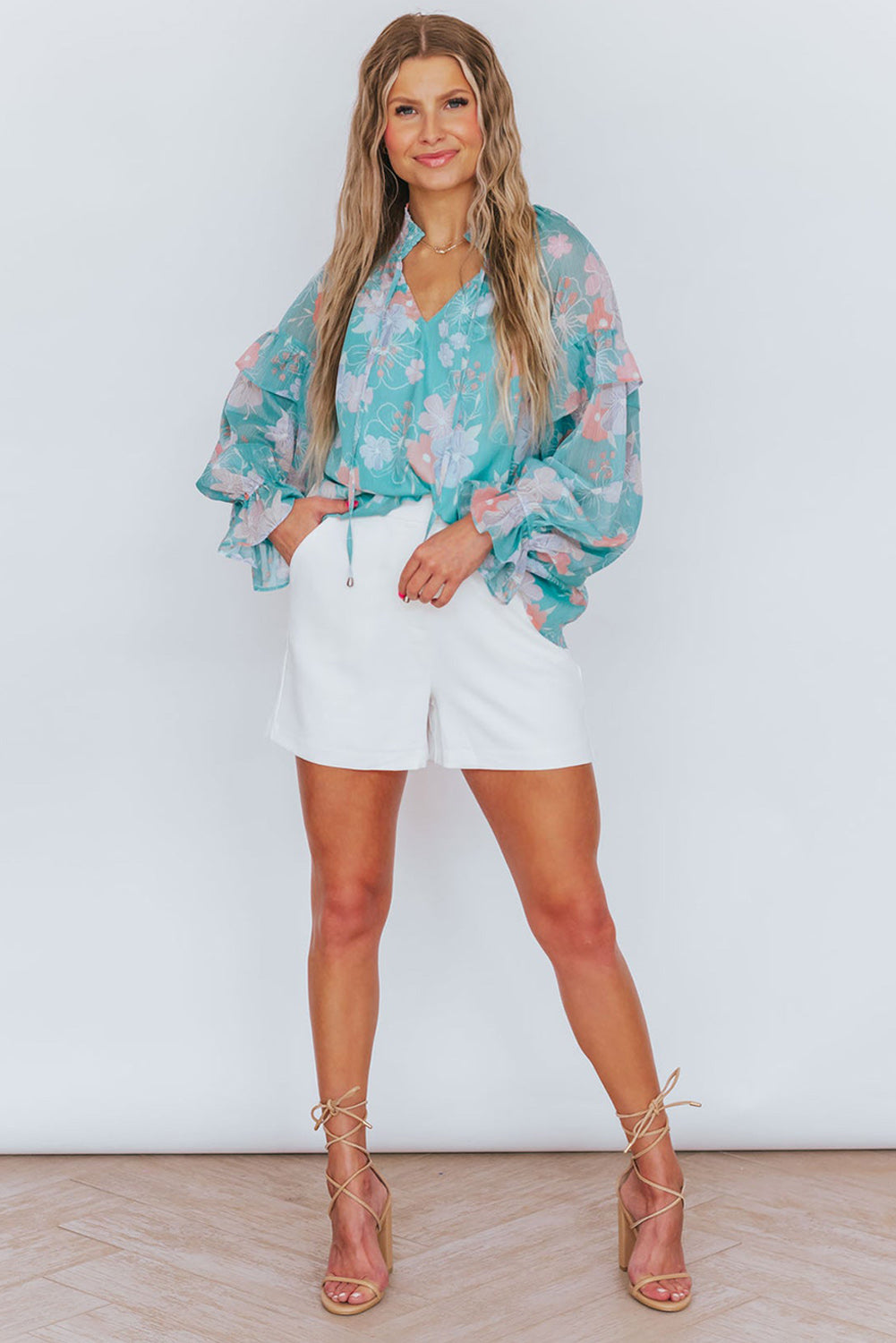 Blouse à manches bouffées à cou de cou floral bleu ciel