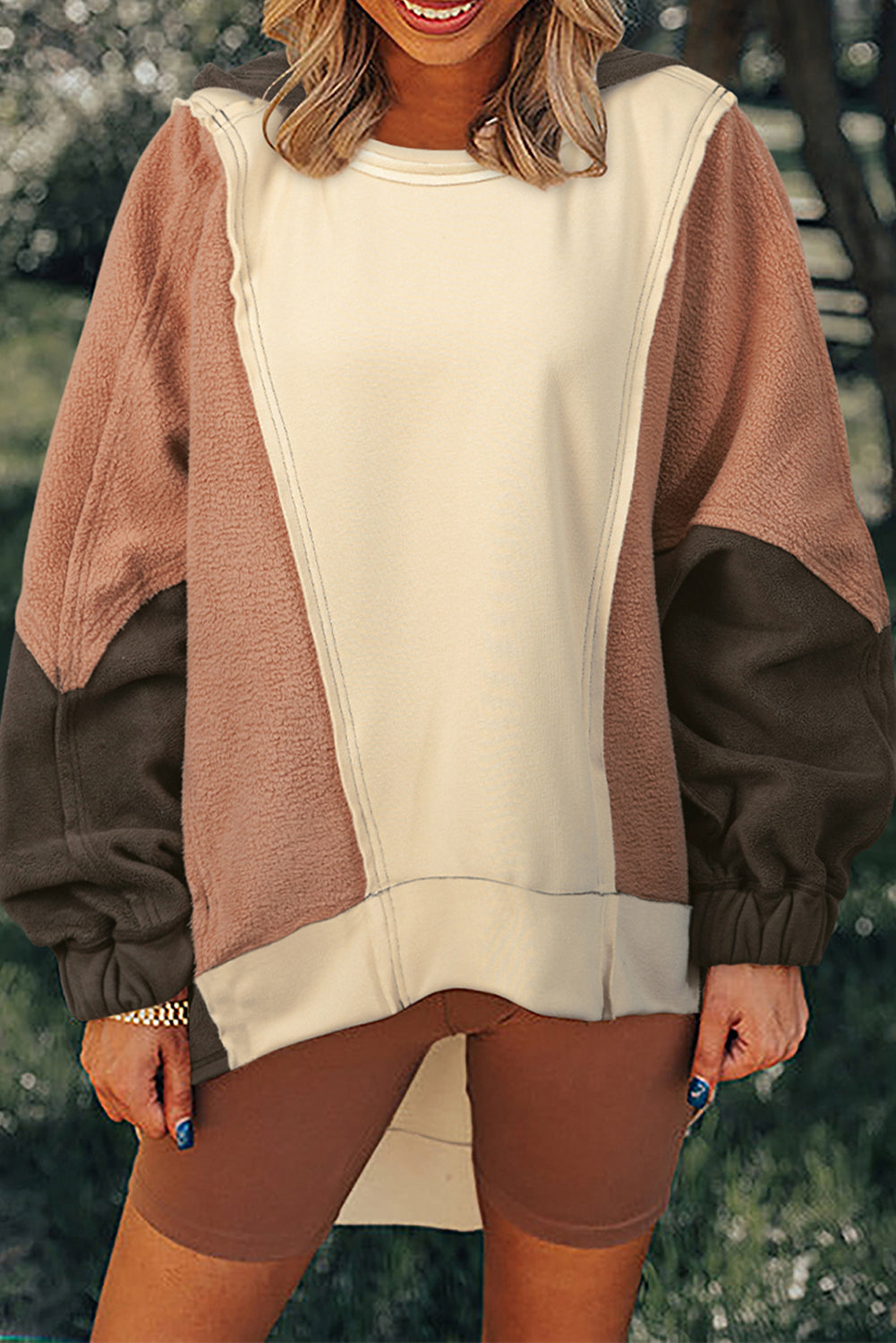 Sweat à capuche surdimensionné beige à blocs de couleurs et patchwork haut-bas