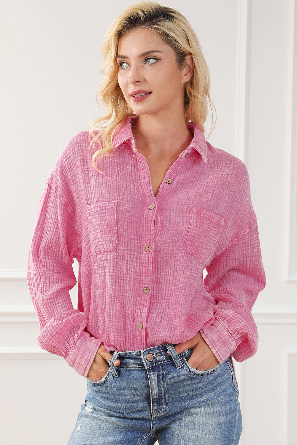 Chemise rose texturée froissée avec poches poitrine et délavé minéral