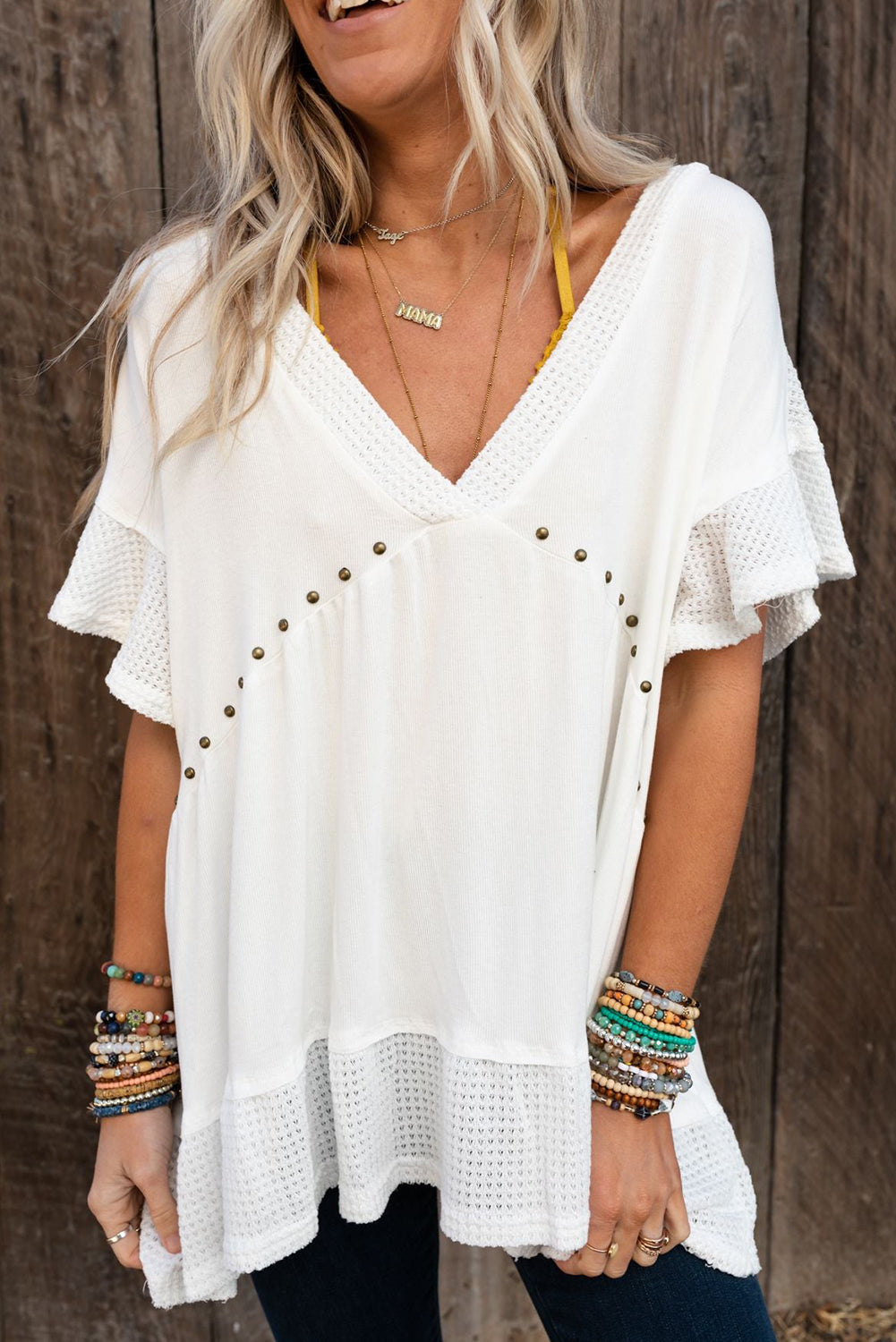 Blouse cloutée à col en V en tricot contrasté blanc