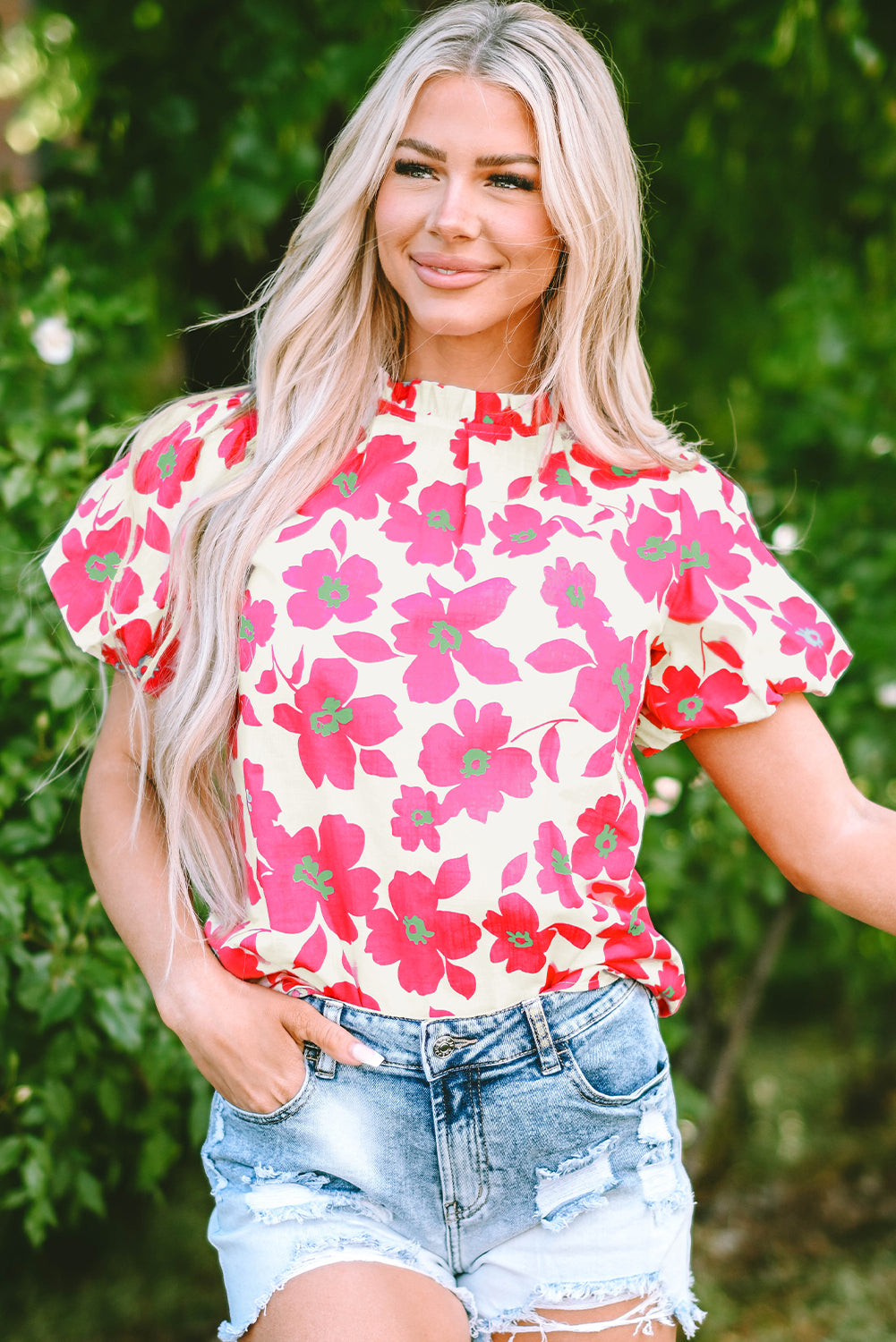 Blusa floral beige con escote con volantes y mangas abullonadas