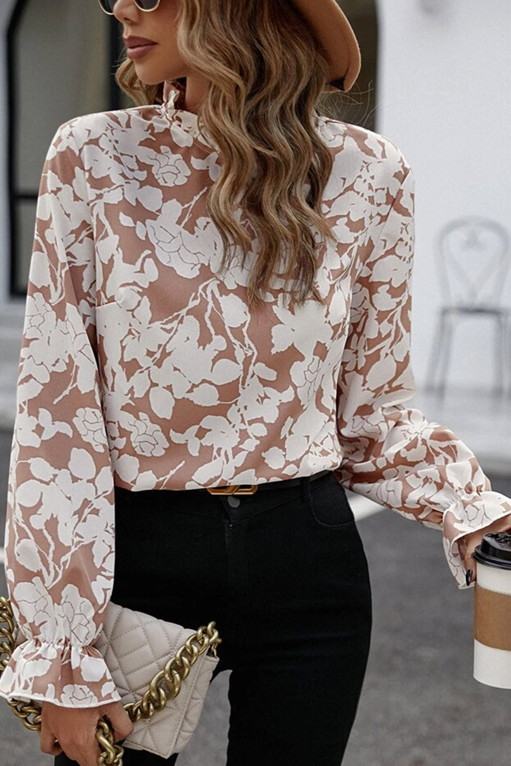 Chemisier beige clair à imprimé floral, décolleté à volants, manches à volants-A WOMAN WE LOVE
