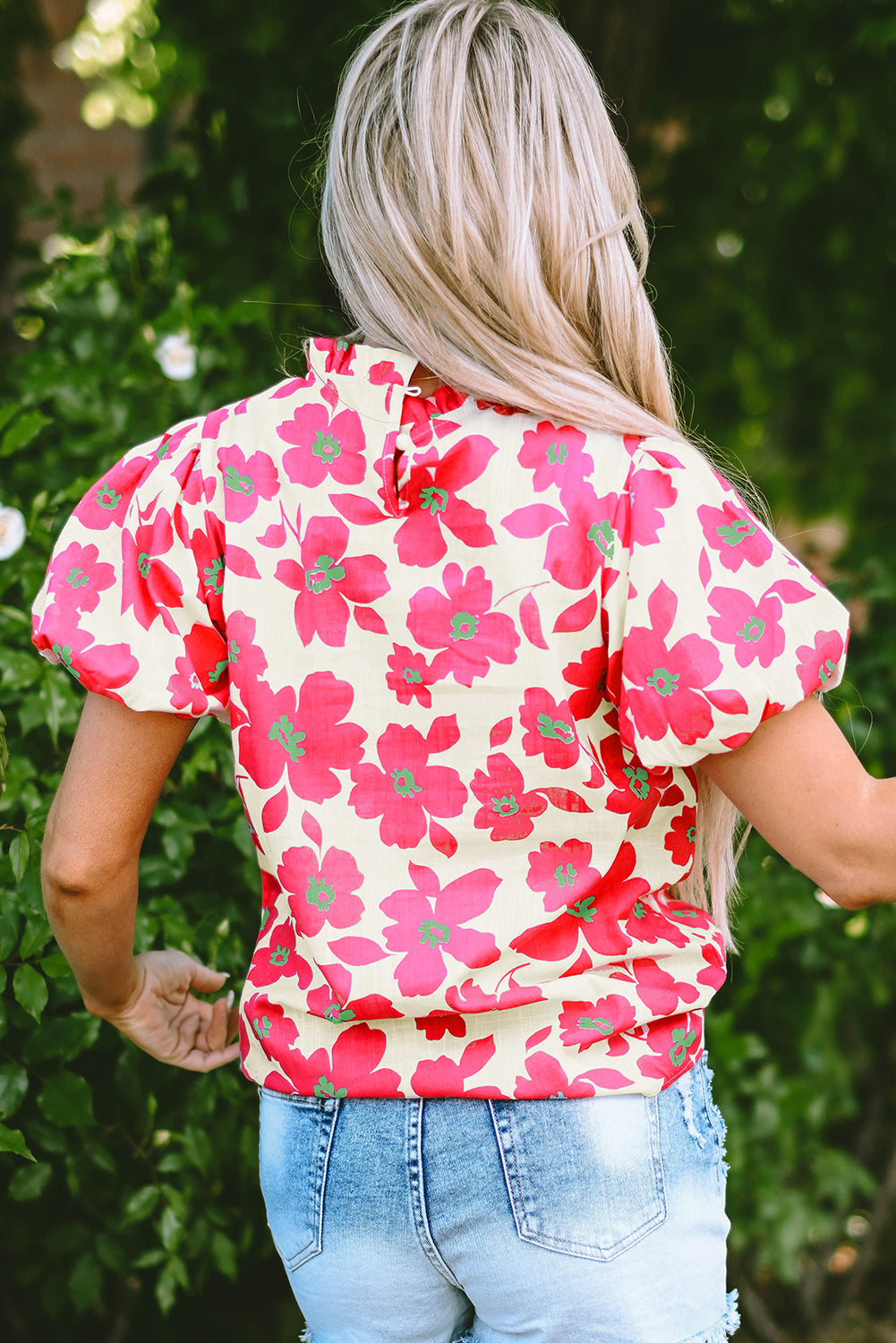 Blusa floral beige con escote con volantes y mangas abullonadas