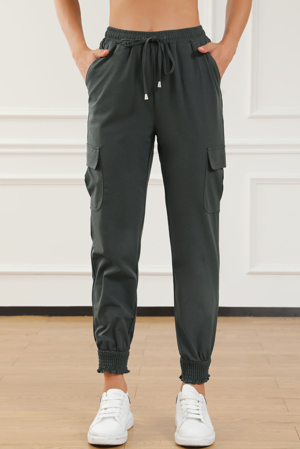 Pantalon de jogging taille haute gris avec poches latérales et cordon de serrage