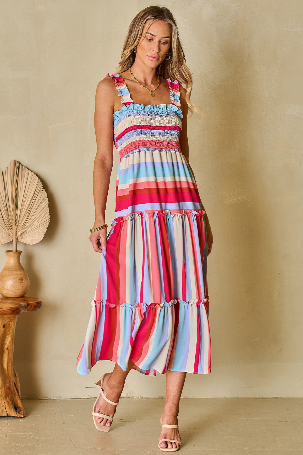 Robe longue smockée à volants et bretelles à rayures rouges