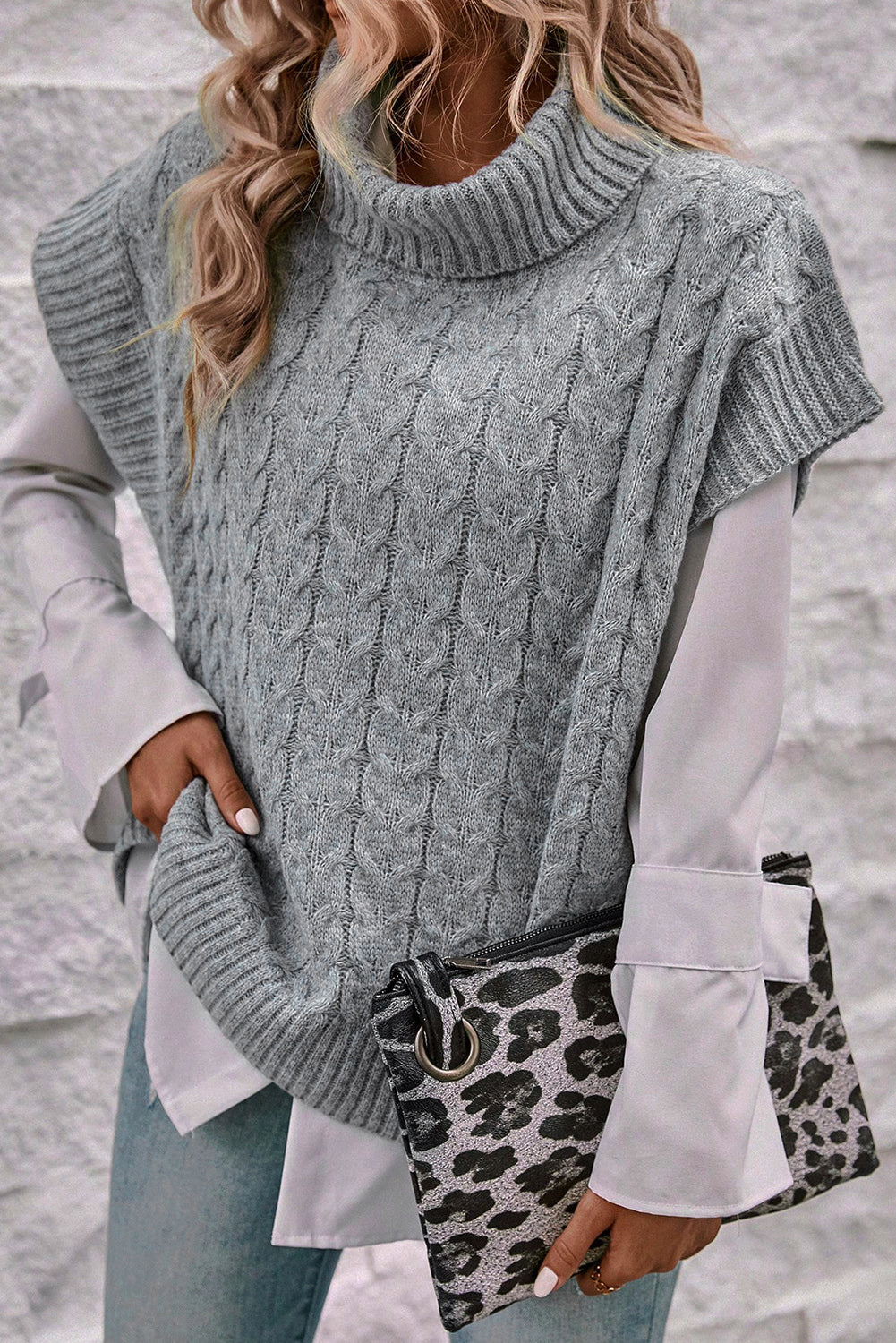 Mittelgrauer Kabel -Strick -Rollkragenpullover -Fledermauspullover