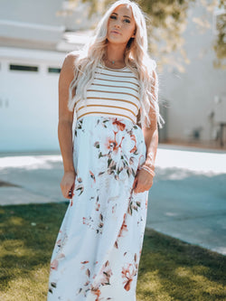 Vestido blanco largo sin manga con estampado floral y rayas con bolsillo