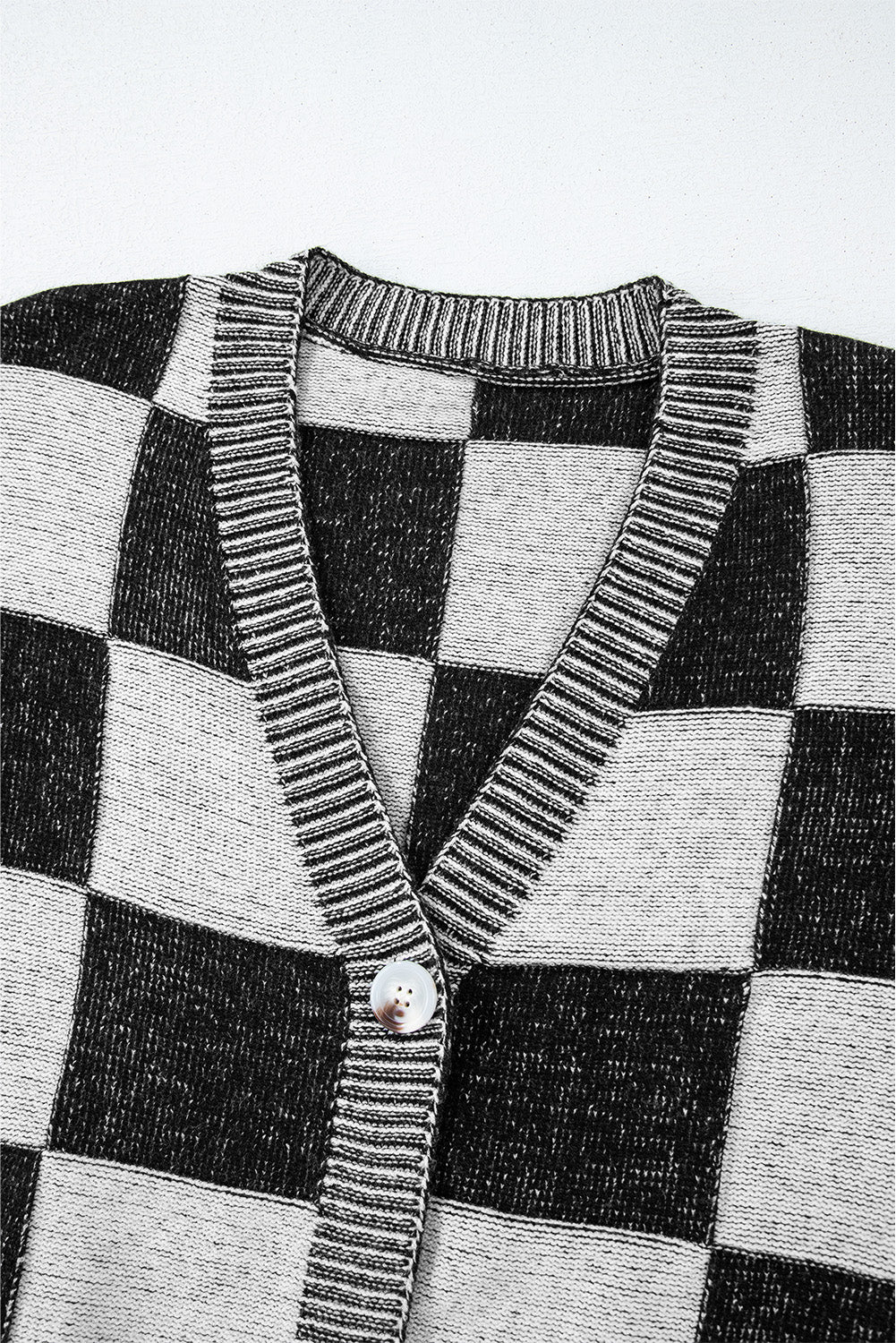 Cardigan noir à carreaux et épaules tombantes boutonné à col en V-A WOMAN WE LOVE