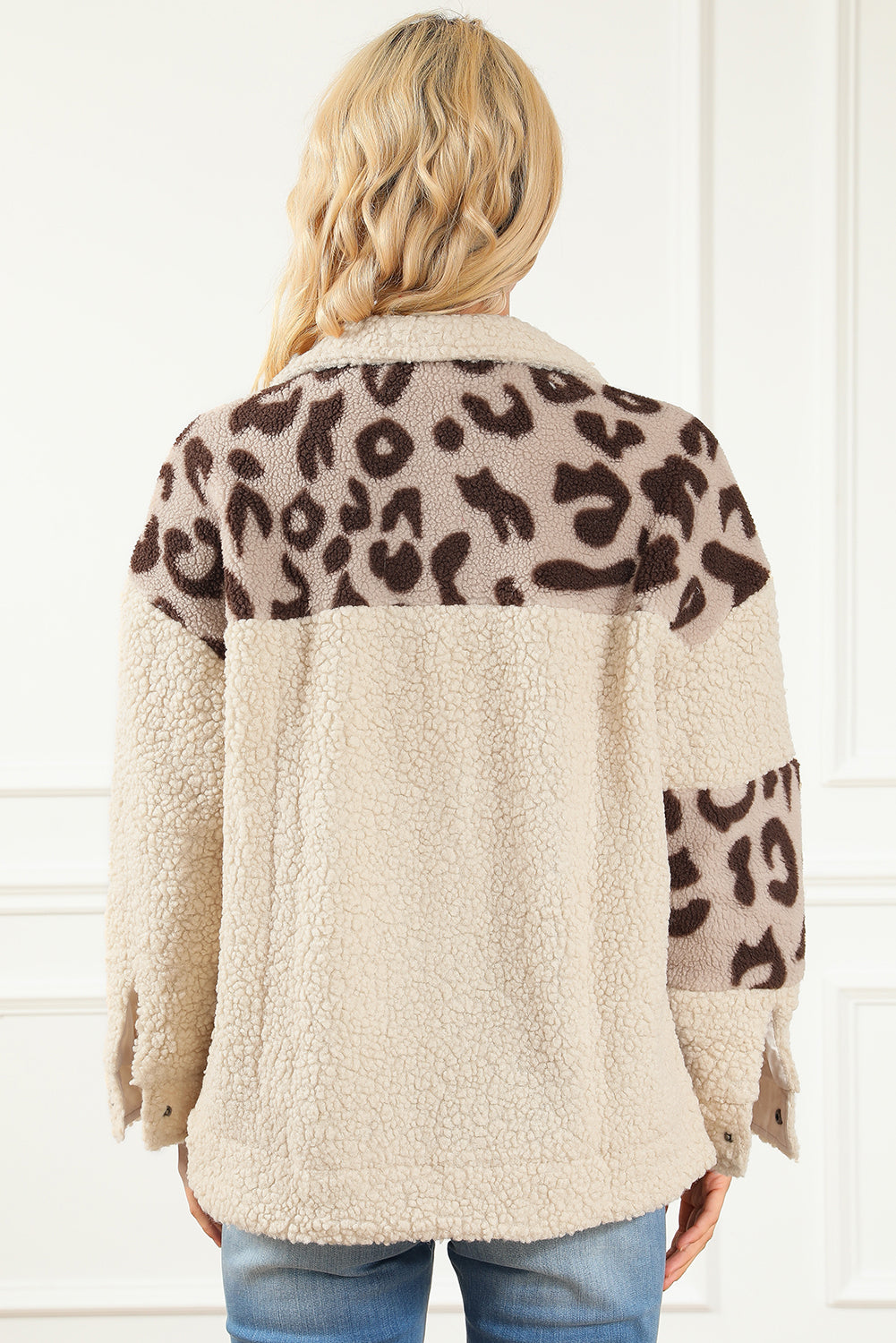 Chaqueta sherpa con botones a presión y patchwork de leopardo beige