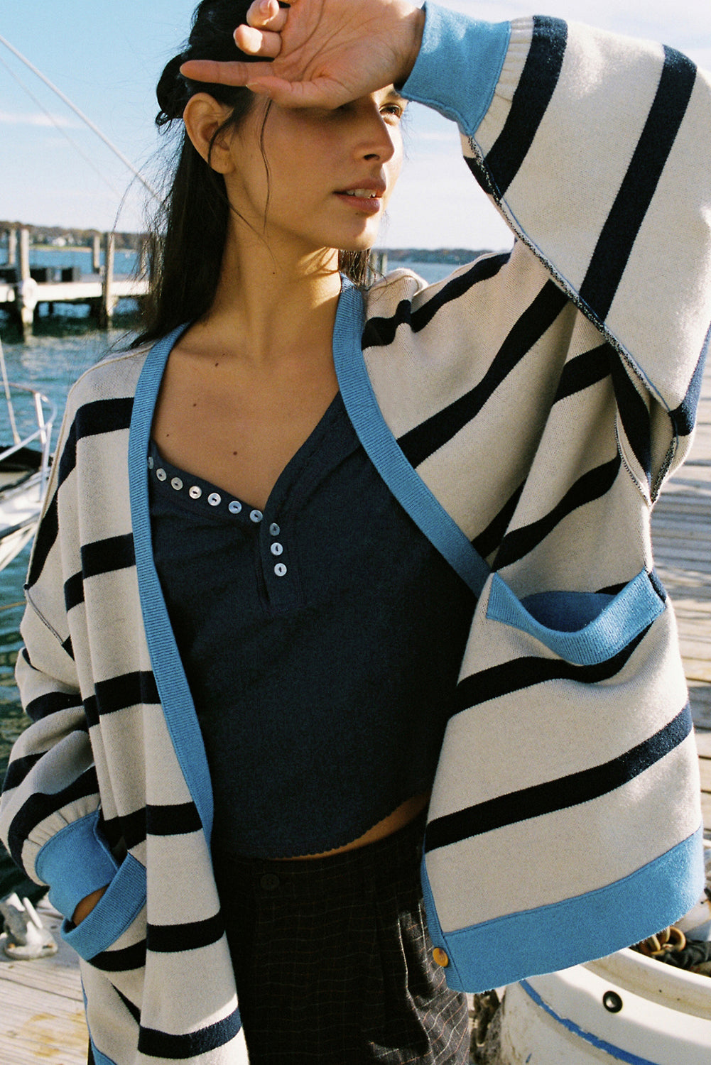 Cardigan ample boutonné à épaules tombantes color block blanc-A WOMAN WE LOVE