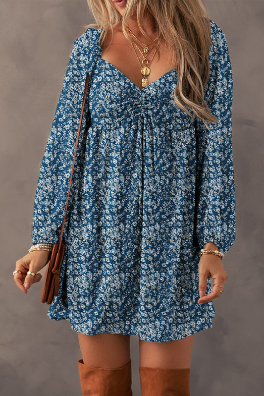 Mini-robe bleue à imprimé floral et col en cœur, dos froncé