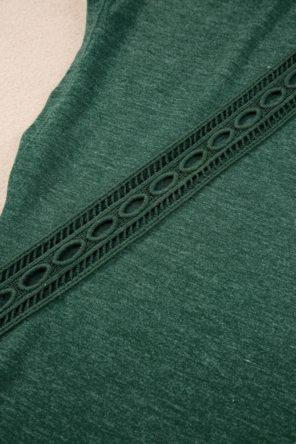 Detalles de encaje de crochet verde negruzco TEE de gran tamaño