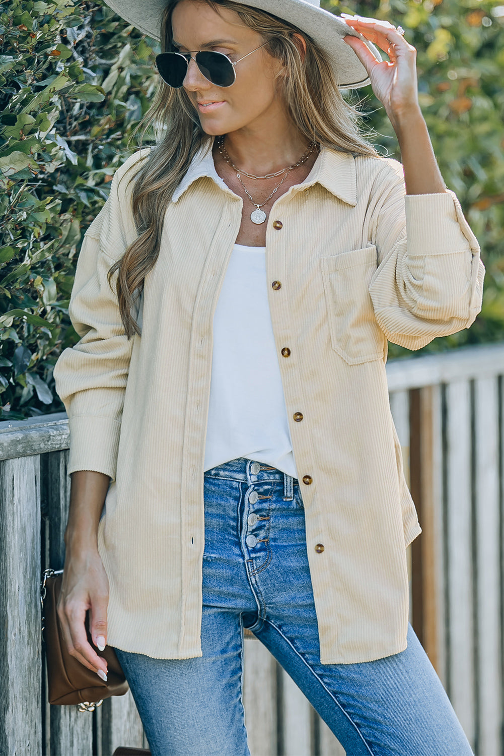 Camisa con bolsillo con botones de pana beige