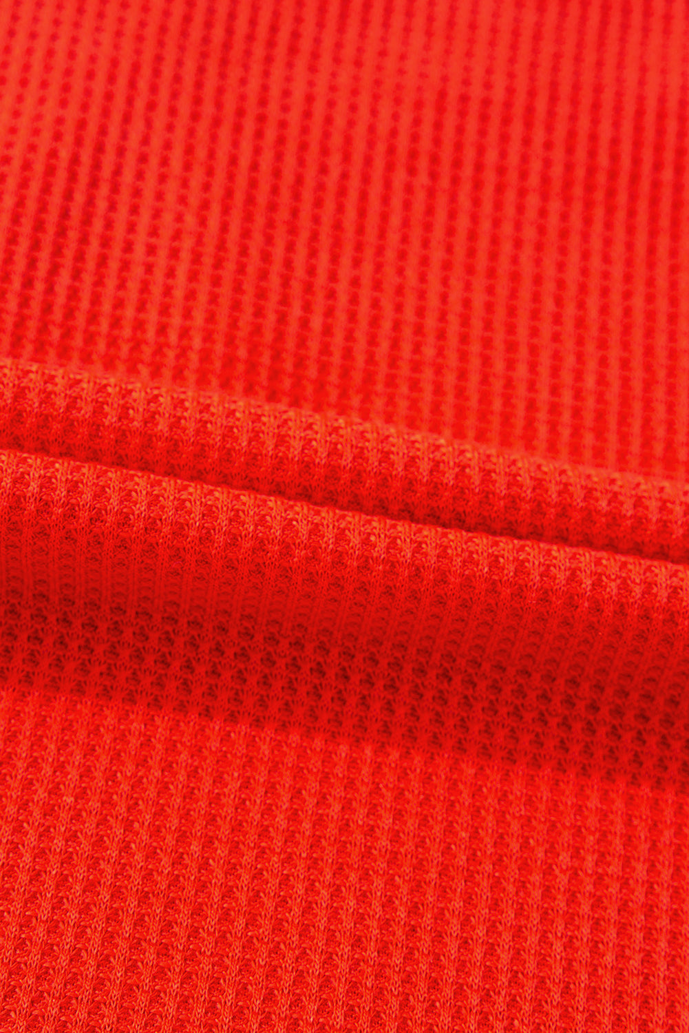 Haut en tricot texturé à encolure en V clouté rouge ardent et à coutures apparentes