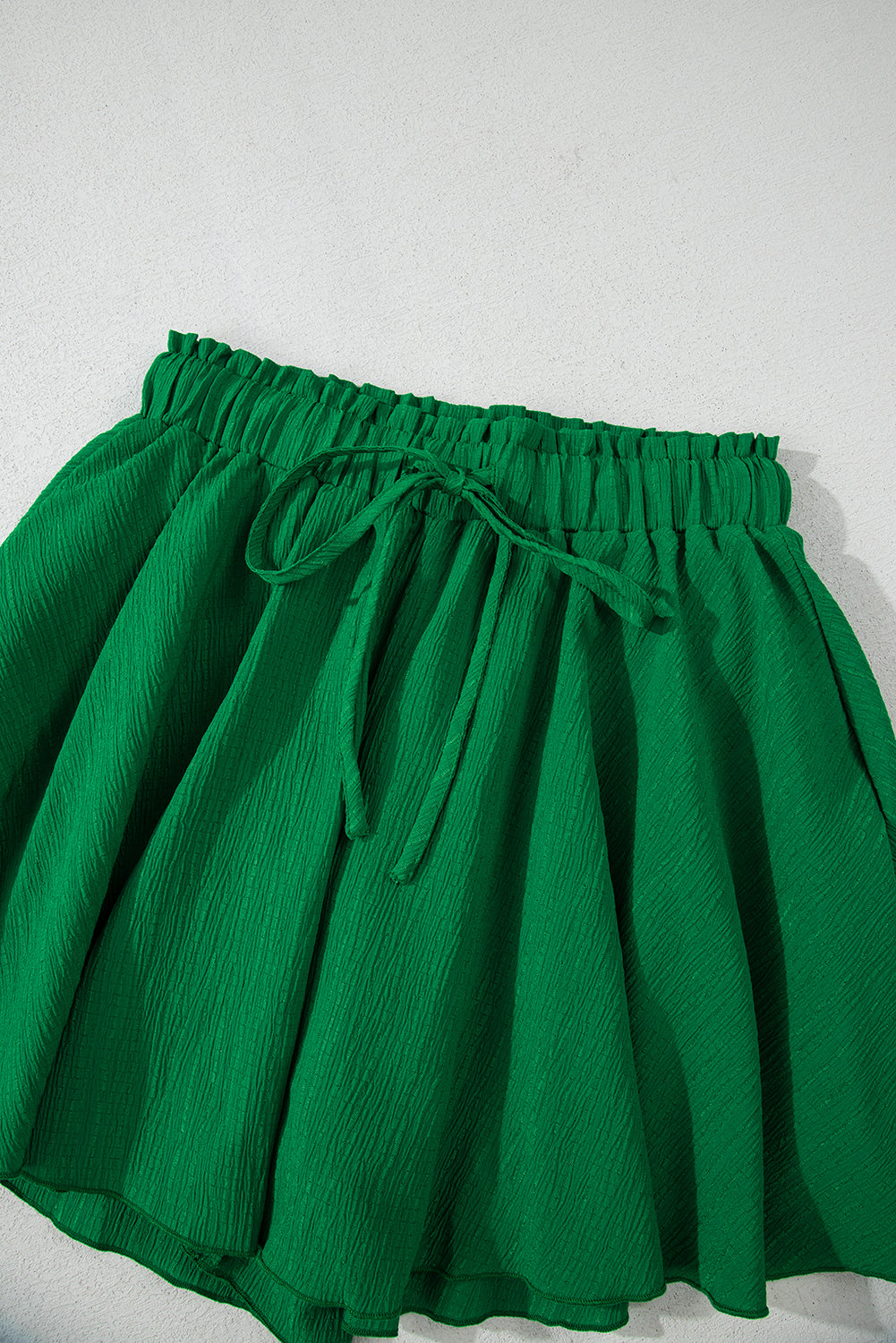 Short texturé à volants et lacets taille haute *