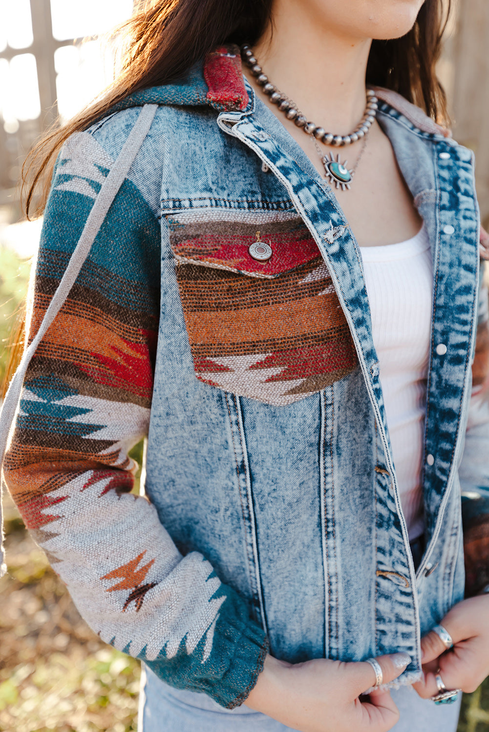 Chaqueta de mezclilla de dobladillo con estampado multicolor aztec