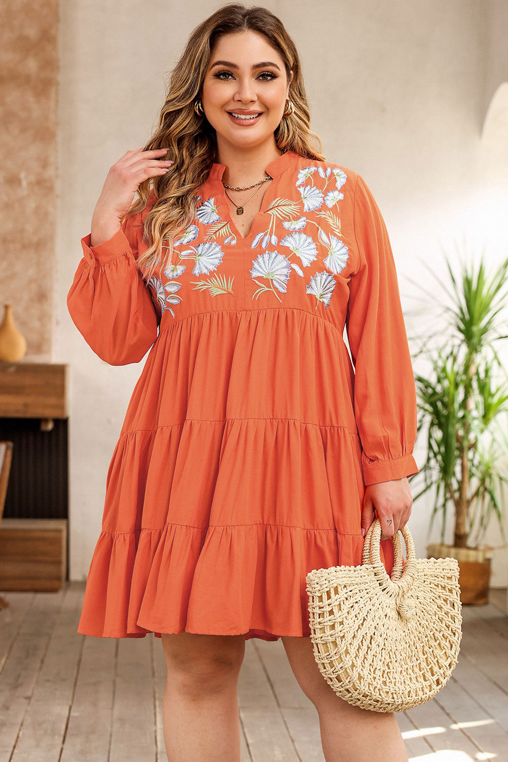 Robe orange brodée à volants et volants de grande taille