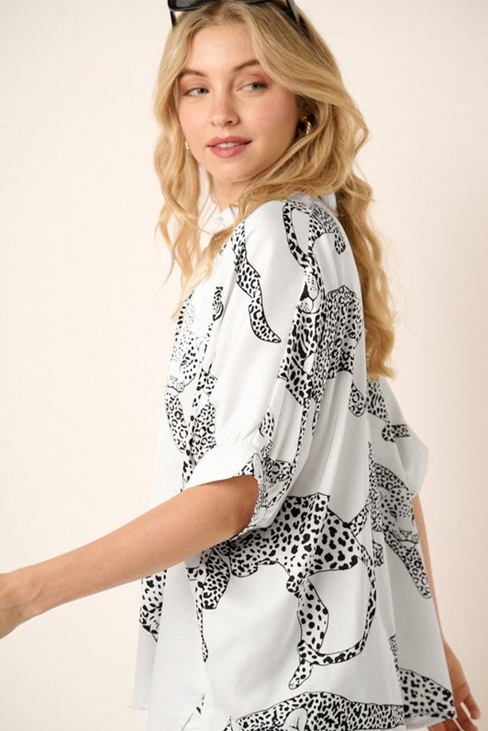 Chemise beige à manches mi-longues boutonnée à imprimé guépard-A WOMAN WE LOVE
