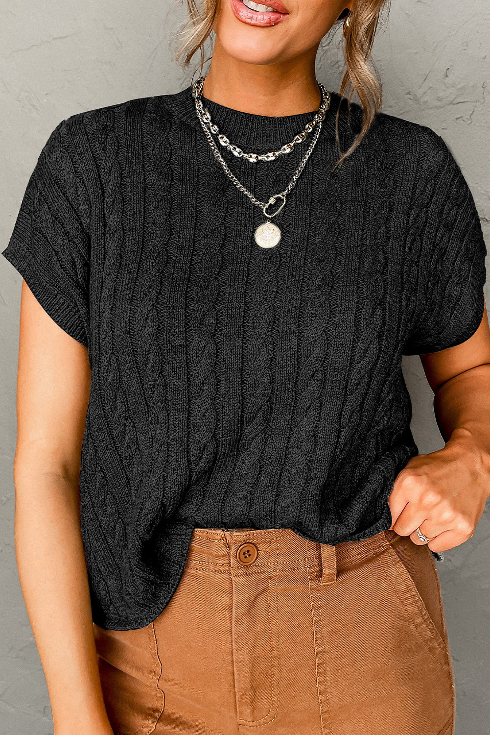 Pull noir à manches courtes et col rond en tricot torsadé