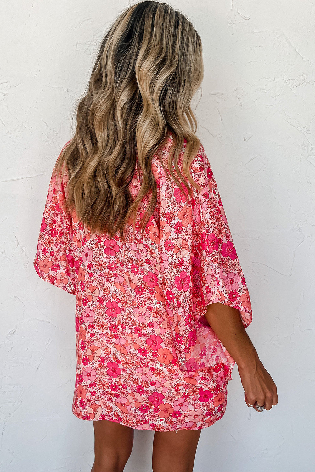 Chemisier style kimono rose à col en V et motif floral bohème