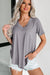 Medium gray t-shirt with clar in V and rounded hem with pockets