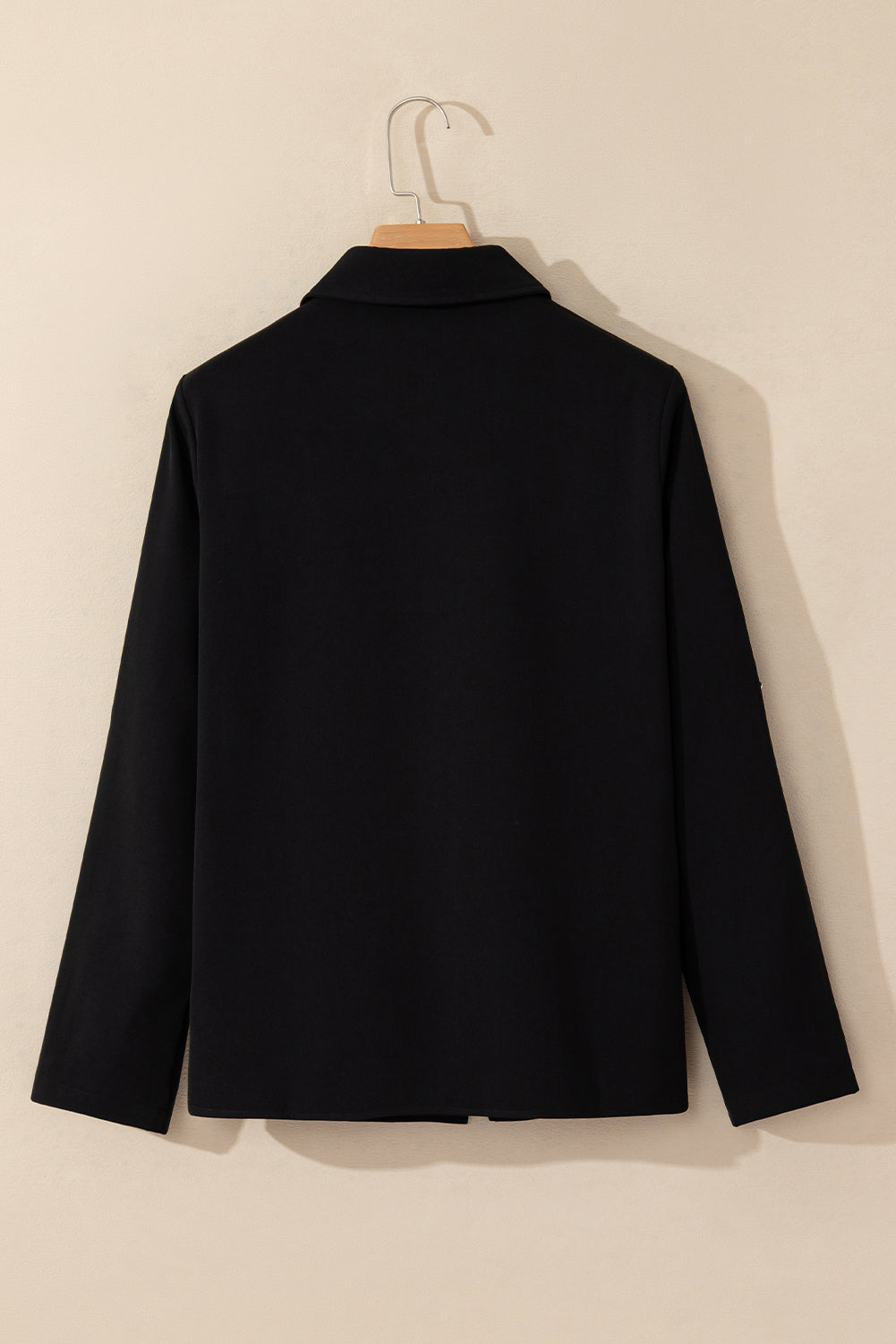 Chaqueta negra negra y manga con cremallera y aleta