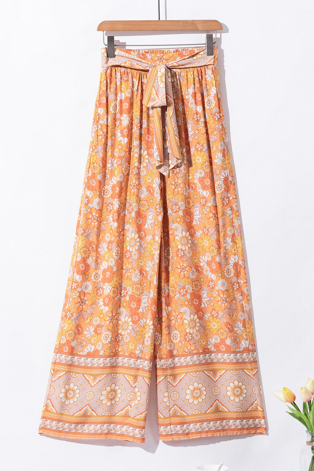 Pantalones anchos con estampado floral bohemio y cintura anudada en naranja pomelo