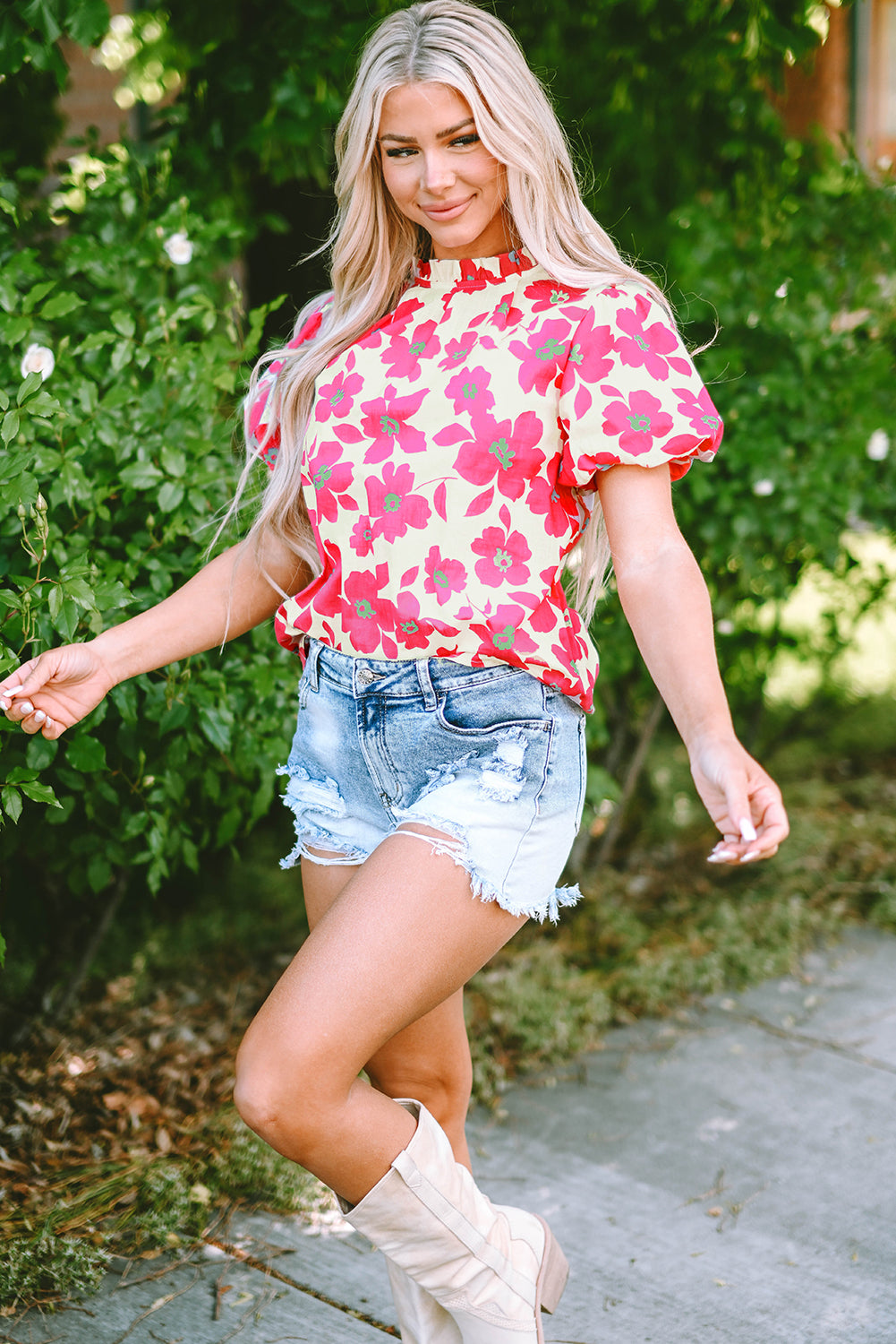 Blusa floral beige con escote con volantes y mangas abullonadas