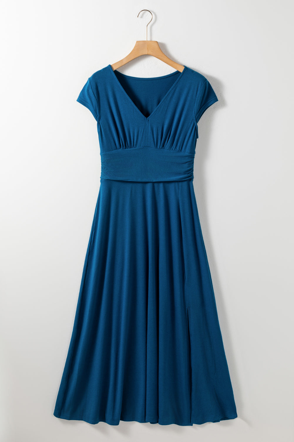 Robe longue bleu paon froncée à manches courtes et taille haute à col en V