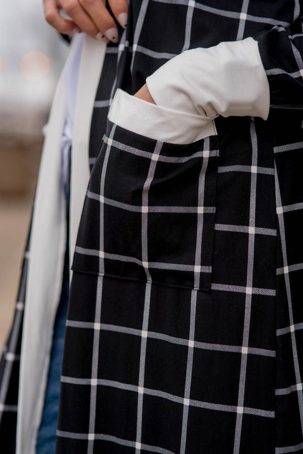 Cardigan ouvert à carreaux noirs avec bordures colorblock et poche