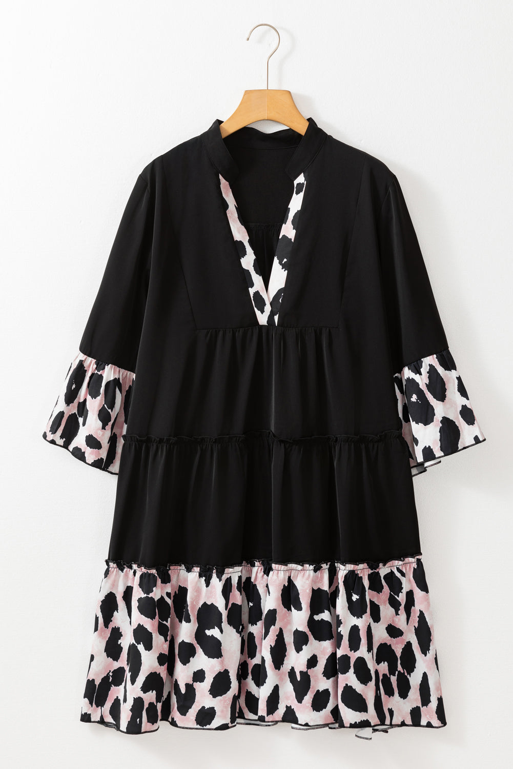Robe courbée noire à volants et col fendu en patchwork léopard