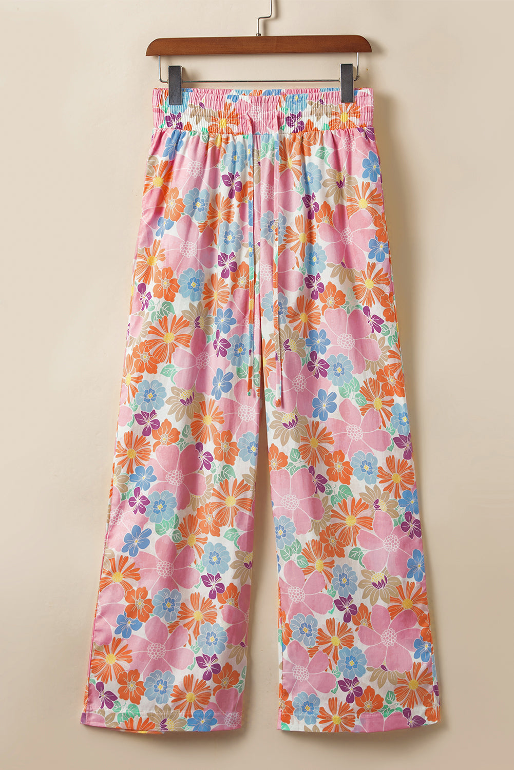 Pantalon ample rose à fleurs et taille smockée