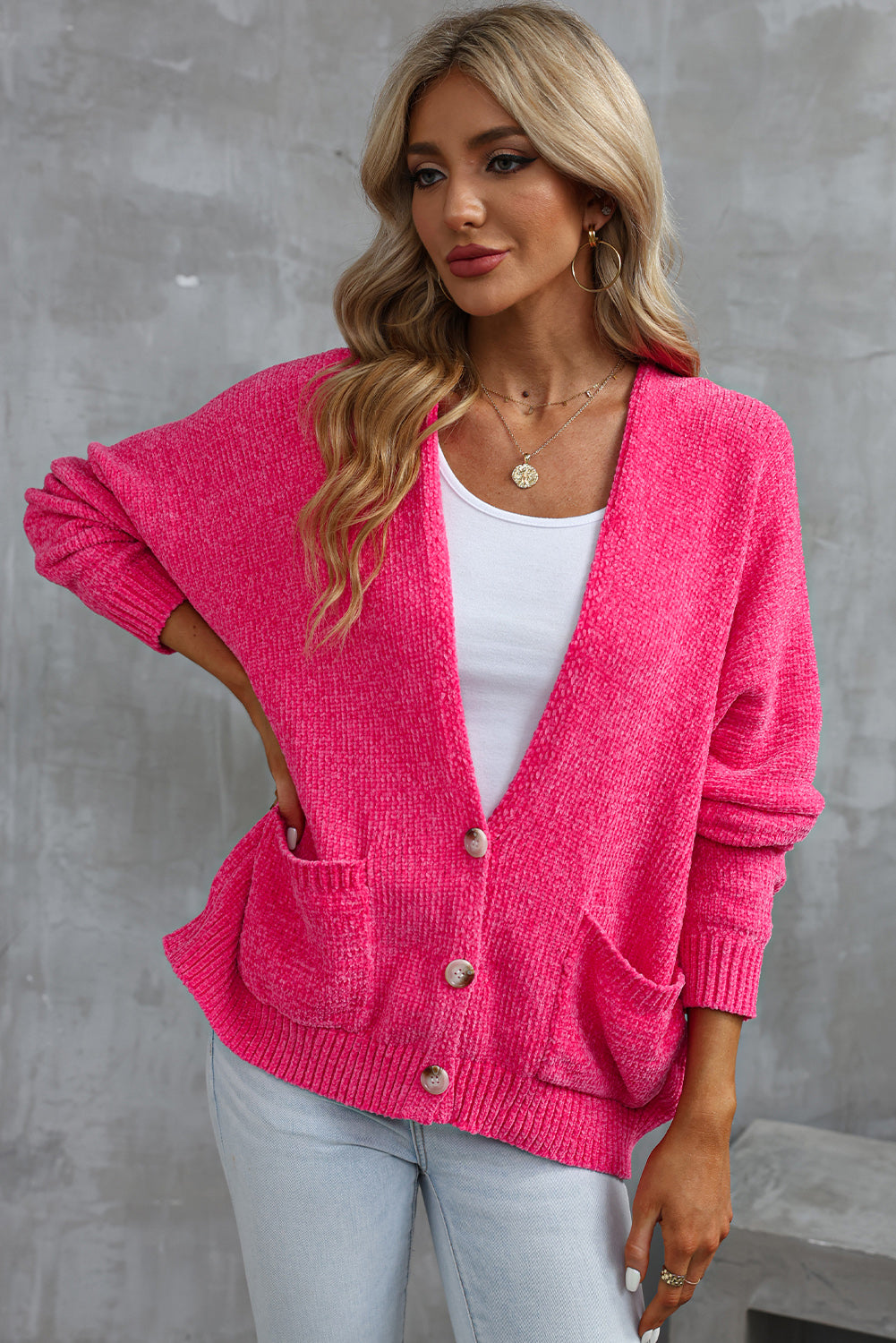 Cardigan pull avec poches sur le devant et boutons roses-A WOMAN WE LOVE