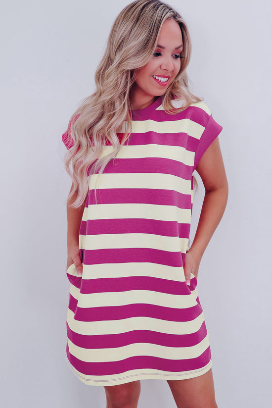 Straight t-shirt dress with pockets and short sleeves in pink stripes